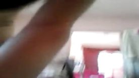 Ninfeta branquinha nua tocando siririca